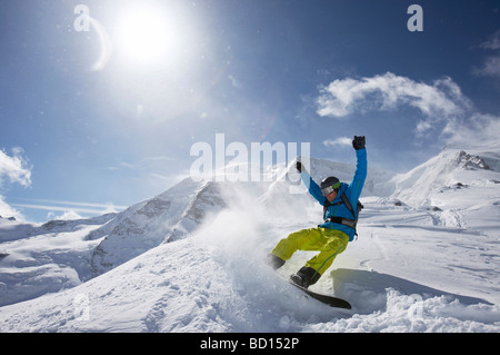 Snowboarder, jump, panorama di montagna, San Moritz, Grigioni, Svizzera, Europa Foto Stock