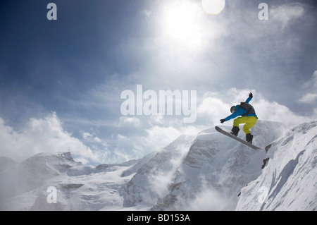 Snowboarder, jump, panorama di montagna, San Moritz, Grigioni, Svizzera, Europa Foto Stock