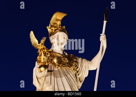 Pallade Atena statua che si trova nella parte anteriore del Parlament europeo, Vienna, Austria, Europa Foto Stock