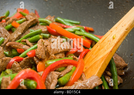 Friggere nel wok fagioli carni bovine capsicum Foto Stock