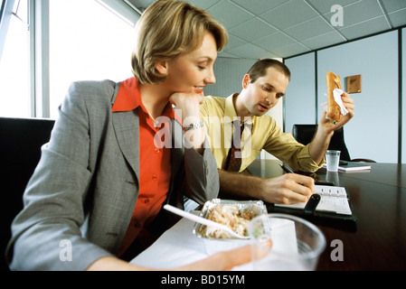 Soci di affari a discutere di evento del calendario su pranzo informale in sala conferenze Foto Stock