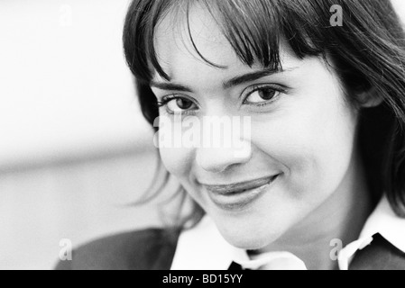 Giovane donna sorridente in telecamera, ritratto Foto Stock