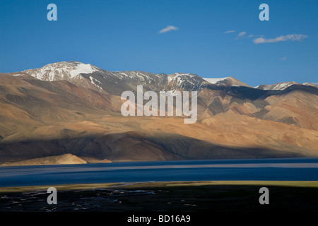 La funzionalità TSO Moriri, alta altitudine lago salmastra nel Changthang plateau del Ladakh. Jammu e Kashmir in India. Foto Stock