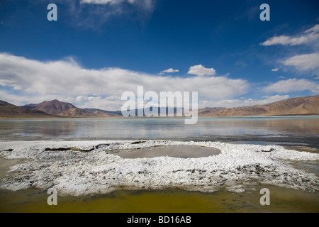 Tso Kar, alta quota lago salmastra nel Changthang plateau del Ladakh. Jammu e Kashmir in India. Foto Stock