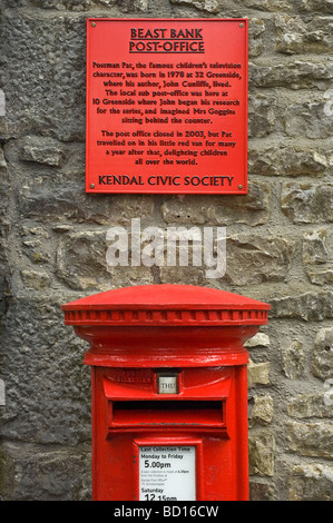 Casella di posta al di fuori del vecchio bestia Banca ufficio postale dove John Cunliffe ha creato il personaggio di portalettere Pat Kendal Cumbria Inghilterra REGNO UNITO Foto Stock