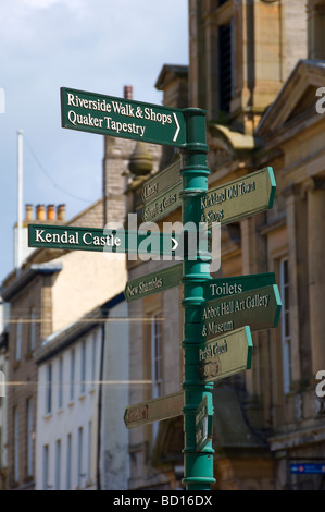 Informazioni turistiche cartello fuori Kendal town hall Cumbria Inghilterra England Regno Unito Regno Unito GB Gran Bretagna Foto Stock