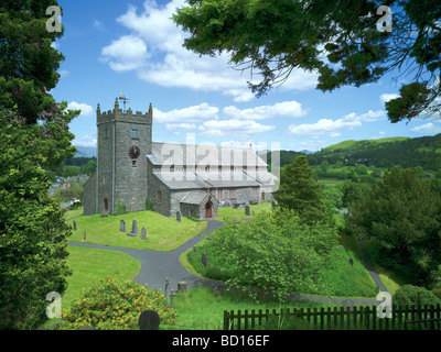 Hawkshead e il XV secolo la chiesa parrocchiale di San Michele e tutti gli angeli in estate Cumbria Inghilterra England Regno Unito Regno Unito GB Gran Bretagna Foto Stock