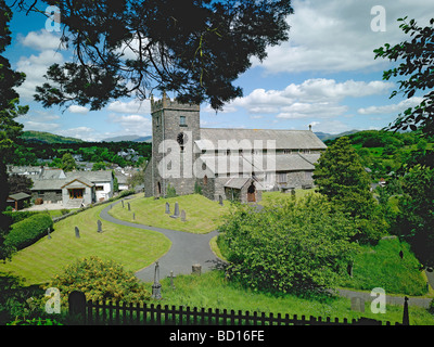 Hawkshead e il XV secolo la chiesa parrocchiale di San Michele e tutti gli angeli in estate Cumbria Inghilterra England Regno Unito Regno Unito GB Gran Bretagna Foto Stock