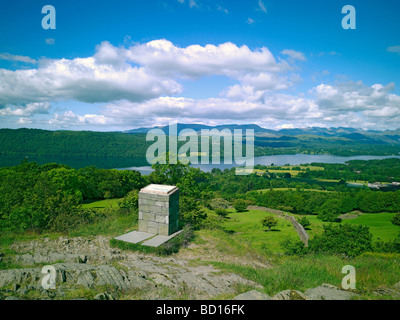 Vista delle alte colline del Lakeland e del lago Windermere dal Punto panoramico di Orrest Head in estate Windermere Cumbria Inghilterra UK Lake District National Park Foto Stock