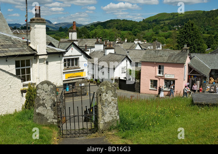 Guardando giù nella strada del villaggio di case e cottage di Hawkshead in estate Cumbria Inghilterra Regno Unito GB Gran Bretagna Foto Stock