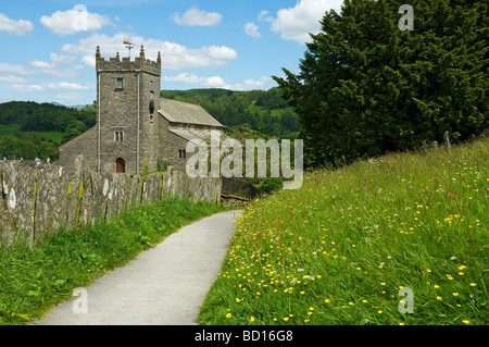 15 ° secolo chiesa parrocchiale di San Michele e tutti gli Angeli in Summer Hawkshead Lake District National Park Cumbria England UK United Regno Unito Gran Bretagna Foto Stock