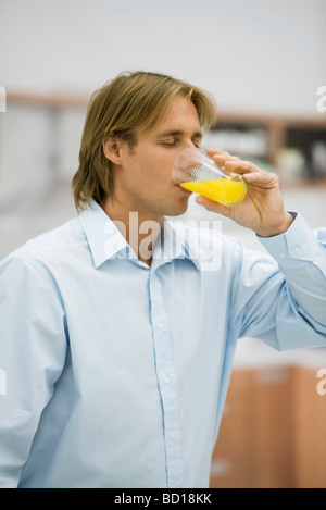 Uomo di bere succo di arancia Foto Stock