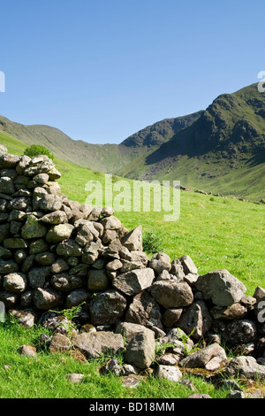 Un secco muro di pietra. Foto Stock