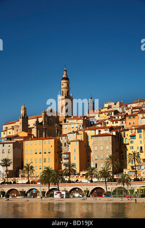 Basilica di St Michel e della città vecchia di Mentone Costa Azzurra Provence Alpes Cote d Azur Francia Foto Stock