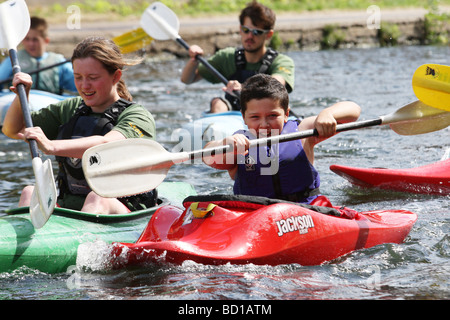 Un gruppo di adolescenti kayaking sul Regents Canal a Hackney, a est di Londra Foto Stock