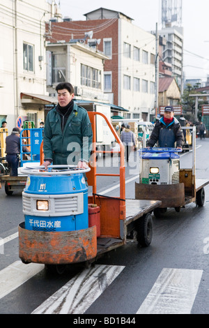 Lavoratori presso il Mercato del Pesce di Tsukiji a Tokyo in Giappone Foto Stock