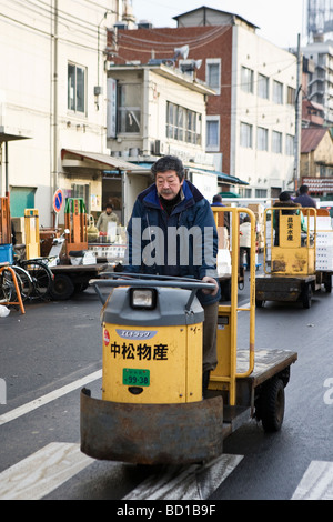 Lavoratori presso il Mercato del Pesce di Tsukiji a Tokyo in Giappone Foto Stock