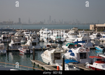 Vista del Kuwait skyline della città dal centro commerciale della città Marina Foto Stock
