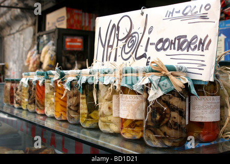 I vasetti di verdure in olio di oliva lungo Spaccanapoli a Napoli Italia Foto Stock