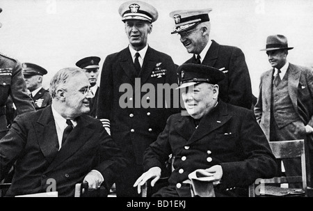 WINSTON CHURCHILL con il presidente Roosevelt dopo la firma della Carta atlantica a bordo della HMS Prince of Wales 14 Agosto 1941 Foto Stock