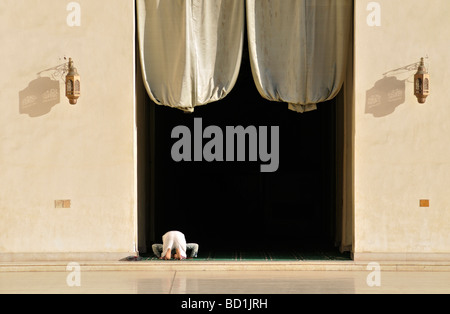 Uomo che prega in corrispondenza Al Hakim moschea islamici del Cairo in Egitto Foto Stock
