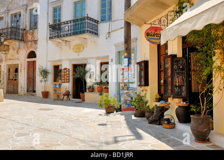 Una bella vista della bella piazzetta nel cuore del piccolo villaggio storico di Halki. Halki, Tragaea, Isola di Naxos, Cy Foto Stock