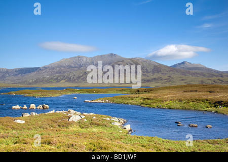 Guardando sul Loch Druidibeg a Hecla e le colline del sud Uist, Scozia Foto Stock