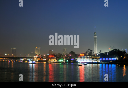 Isola di Gezira con El Borg Tower by Night lungomare del Nilo Il Cairo Egitto Foto Stock