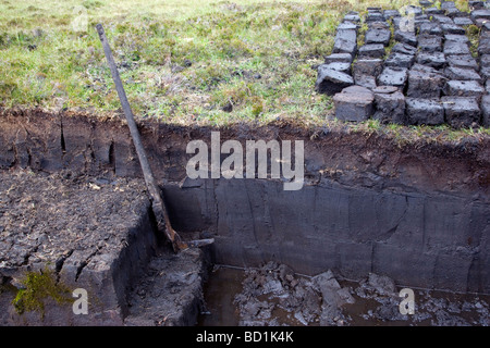 La torba taglio lungo la strada a Loch Skiport, Sud Uist, Scozia Foto Stock