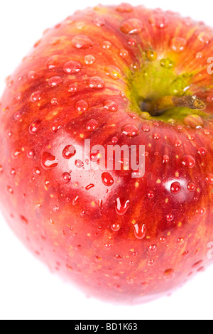 Red apple con gocce d'acqua Isolaed su bianco Foto Stock