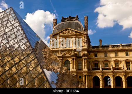 Musee du Louvre con la piramide di vetro in Parigi Francia Foto Stock