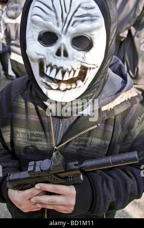 Ragazzo rumeno con maschera di scheletro e pistola giocattolo al Castello di Bran (aka Castello di Dracula) in Transilvania Foto Stock