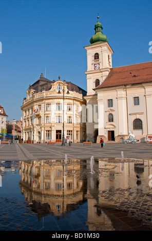 La Romania Sibiu la City Hall e la Santa Trinità Cattedrale cattolica romana torre sulla Piata Mare Square plaza pedonale Foto Stock