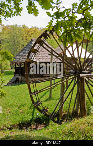 La Romania è il museo di musica folk tradizionale civiltà ruota ad acqua e alloggi a Sibiu in Transilvania Foto Stock