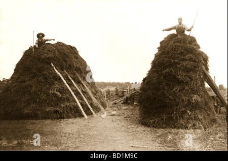 Due faide gli agricoltori da Giant Haystacks Foto Stock