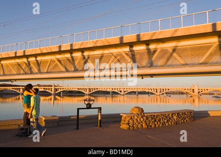 Metro Light Rail Bridge Town Lake Tempe una maggiore area di Phoenix Arizona USA Foto Stock