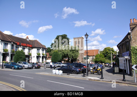 Piazza della Chiesa mostra la chiesa di San Nicola, Old Shepperton, Surrey, England, Regno Unito Foto Stock