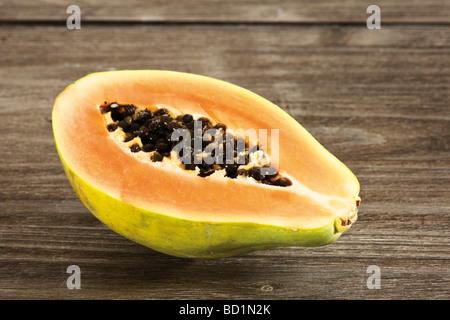 La metà di una papaia Foto Stock