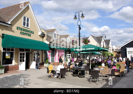 Starbucks Coffee Shop, il Villaggio di Bicester Shopping Centre, Bicester, Oxfordshire, England, Regno Unito Foto Stock