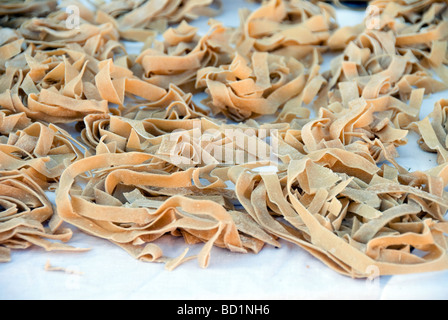 Fatte in casa tagliatelle essiccamento Foto Stock