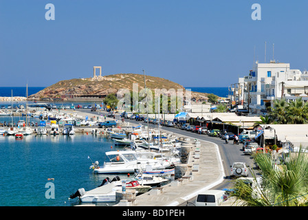 Una bella vista verso il porto della città di Naxos e Protopapadaki 'Paralia' street. Hora, Isola di Naxos, Cicladi Grecia, UE. Foto Stock