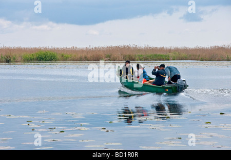 Famiglia rumena in vacanza in barca nel Delta del Danubio Foto Stock