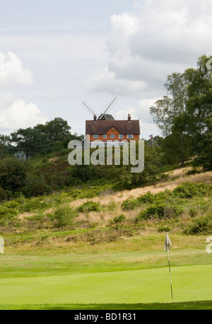 Reigate Heath Golf Clubhouse e il mulino a vento Surrey in Inghilterra Foto Stock