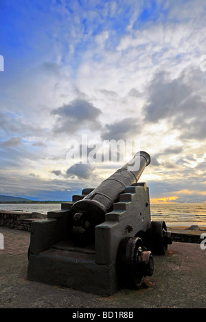 Il cannone guerra barile vecchio storia di artiglieria potenza militare storico pistola antichi ferro strandhill eire Irlanda Foto Stock