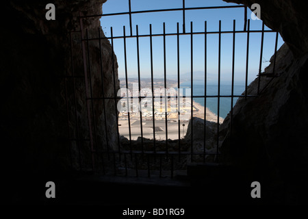 Vista dal Grande Assedio gallerie. Upper Rock. Storia naturale del parco del patrimonio. Gibilterra Foto Stock