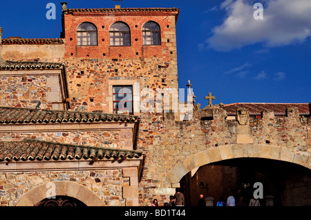 Spagna Cáceres: Torre del Palazzo Vescovile e Arco de la Estrella nel centro storico Foto Stock