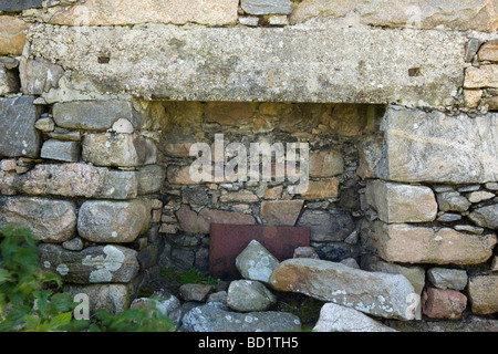 Camino nei resti di una casa abbandonata sulla remota isola delle Ebridi della scarpata, Scozia Foto Stock