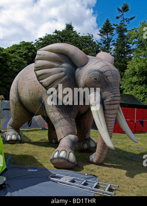 Un elefante gonfiabile al Latitude festival culturali. Henham Park, Southwold, Suffolk, Inghilterra. Foto Stock