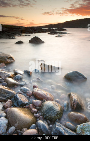 Tramonto sull'isola di scarpata visto dalla costa occidentale di Harris, Ebridi Esterne, Scozia Foto Stock