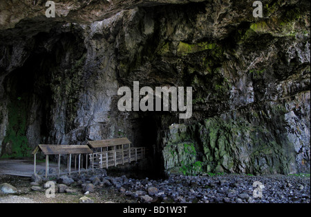 Ingresso Smoo Cave in corrispondenza Smoo baia vicino a Durness in Scozia settentrionale Foto Stock